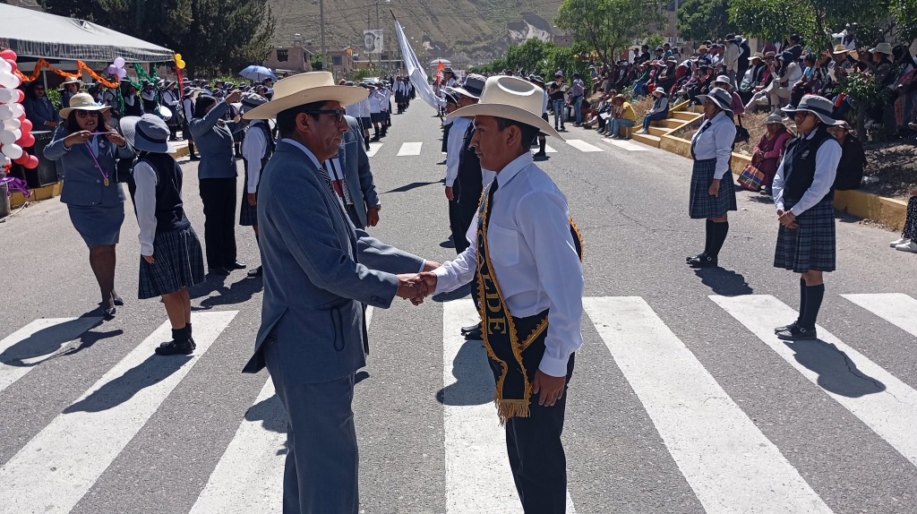 El director Juan de la Cruz Cala felicitando al Alcalde Escolar durante el desfile cívico