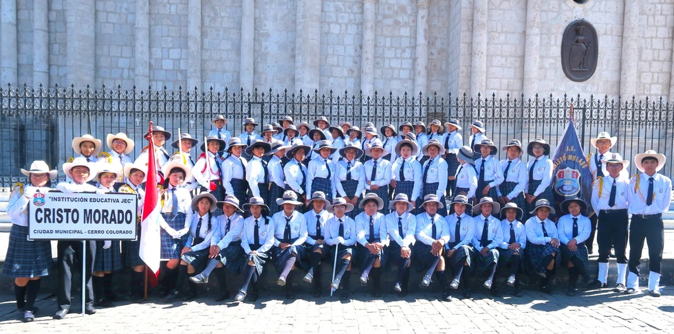 Estudiantes de la Institución Educativa Cristo Morado posando frente a la plaza y catedral de Arequipa