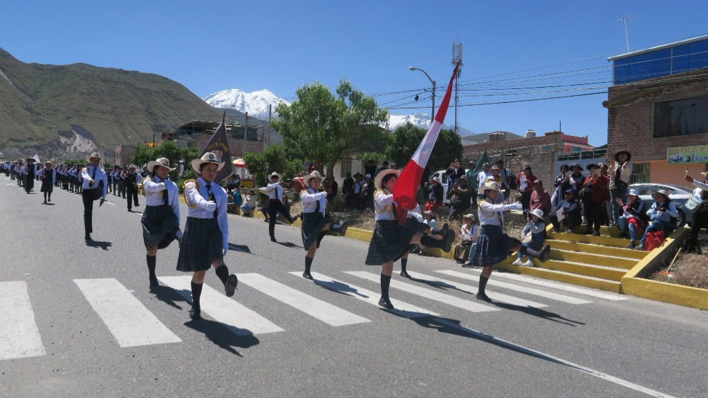 Delegación de estudiantes de Cristo Morado marchando a paso marcial con vista al volcán Misti