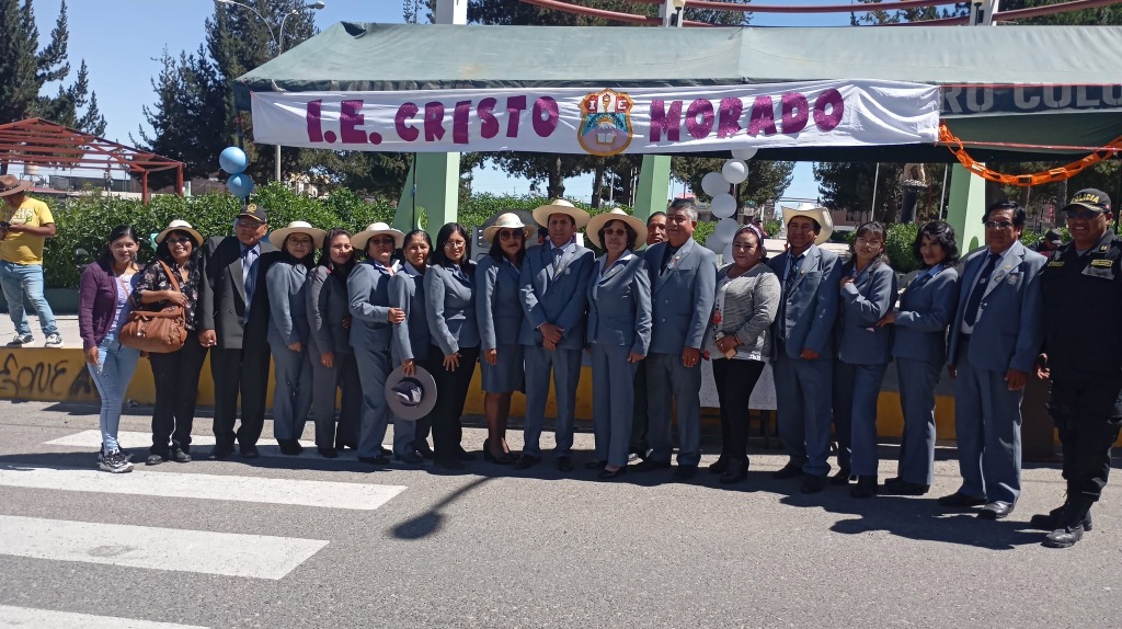 Plana docente y equipo directivo de la I.E. Cristo Morado con la pancarta oficial