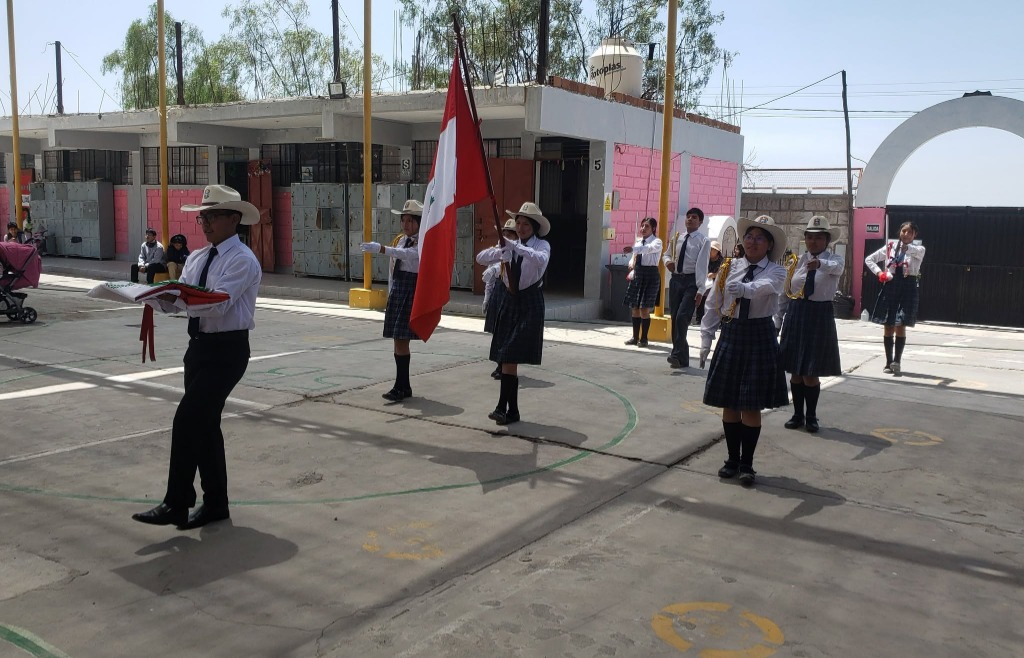 Escolta escolar y Estado Mayor portando el Pabellón Nacional en el patio de honor de la institución